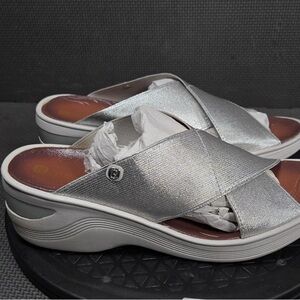 Bzees  8.5 Women's silver Metallic Slide Sandals. Desire
